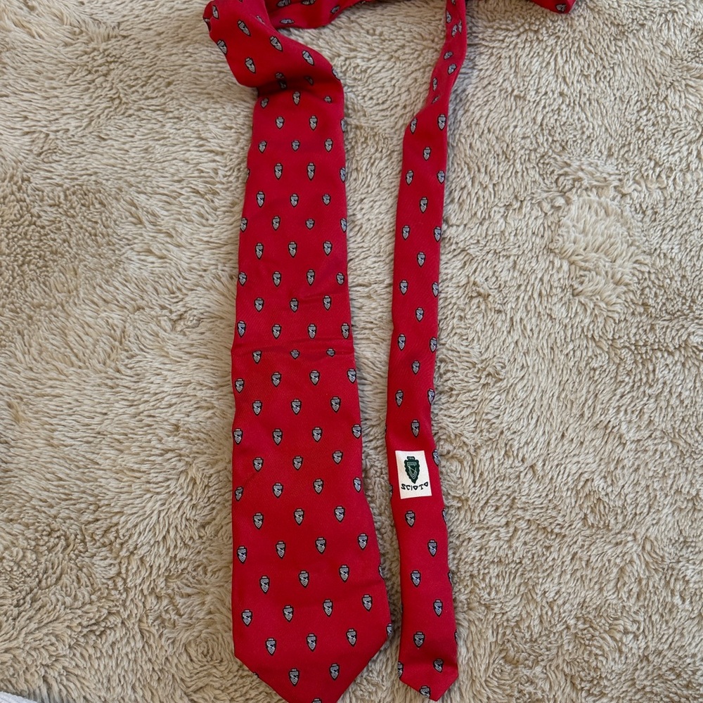 Vineyard Vines Red Tie with Blue Pattern